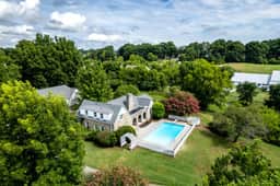 Tranquil Mountain Escape: Luxurious 5-Bedroom Farmhouse with Pool