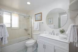 Private Cottage House - Walk to Beaches, Harbor,Food, Trials, so much more