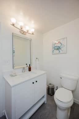 The Coastal Retreat, Scenic Harbor, Ocean Views, Walk to Beach, Restaurants