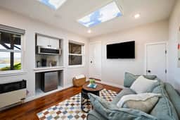Small Home with Ocean View walk to Restaurants, Brewery, Shops, Beach