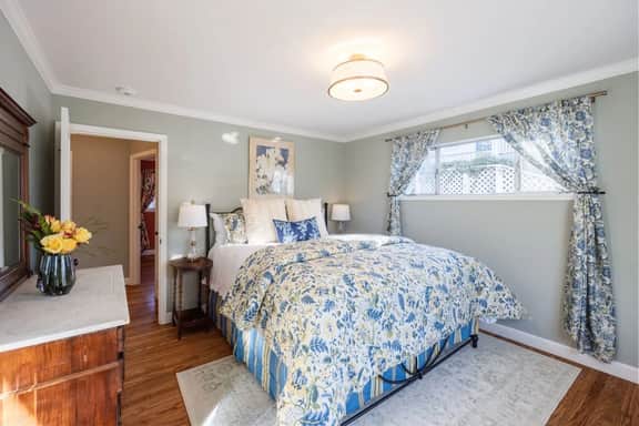 Charming Garden Cottage- steps to historic Old Town Half Moon Bay