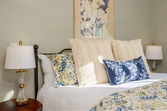 Charming Garden Cottage- steps to historic Old Town Half Moon Bay