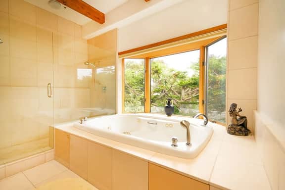 Luxury Beachfront Penthouse / Walk to the Beach, Restaurants, Entertainment