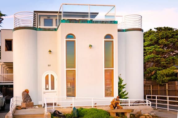 Luxury Beachfront Penthouse / Walk to the Beach, Restaurants, Entertainment