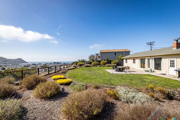 Entire Ocean View Home / beaches, hiking, restaurants, family activities...