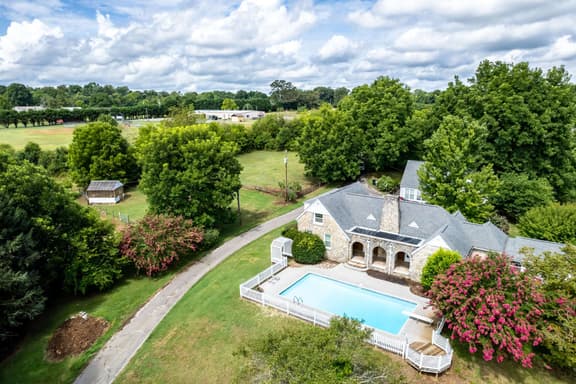 Tranquil Mountain Escape: Luxurious 5-Bedroom Farmhouse with Pool