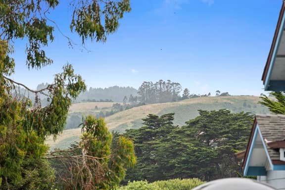 Miramar Penthouse – Coastal Elegance in the Heart of Half Moon Bay