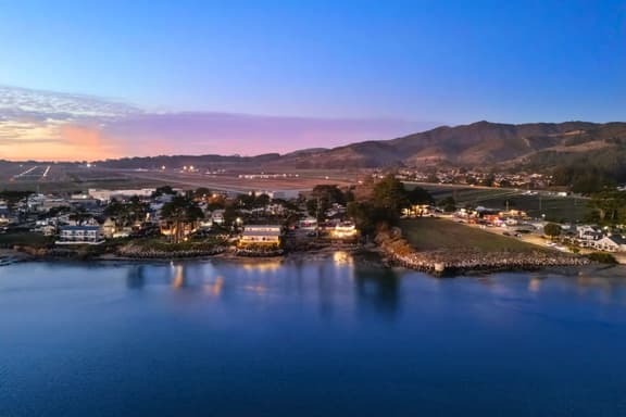 The Coastal Retreat, Scenic Harbor, Ocean Views, Walk to Beach, Restaurants