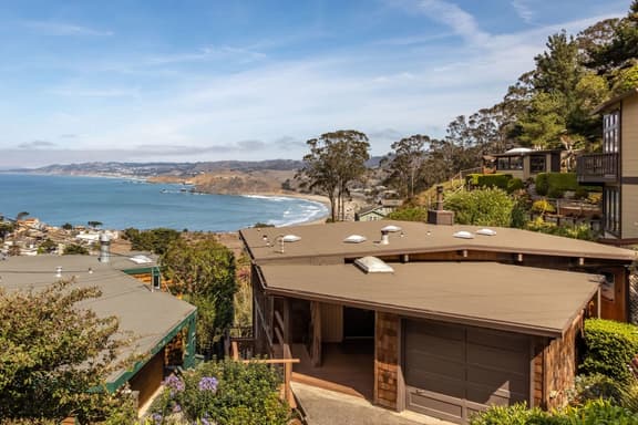 Small Home with Ocean View walk to Restaurants, Brewery, Shops, Beach