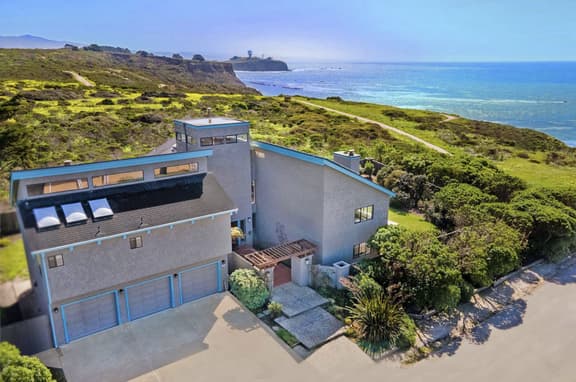 Unmatched Ocean, Beach, and Mountain Views – Family-Friendly Retreat.